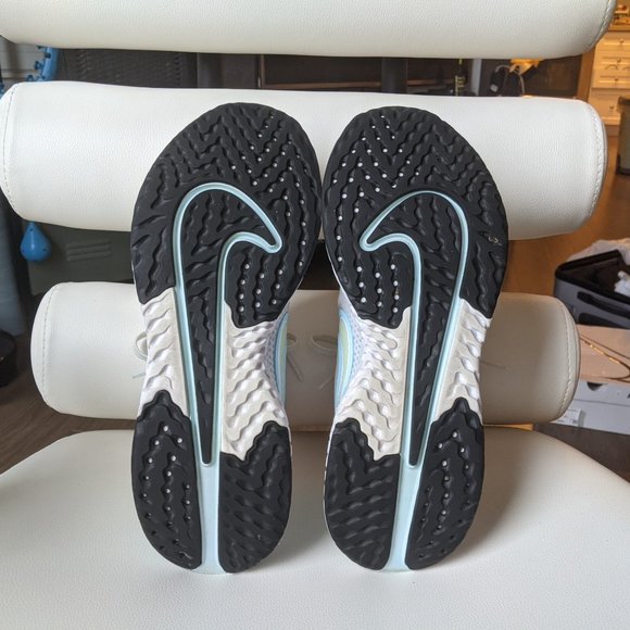 Nike Legend React - Picture 5 of 7